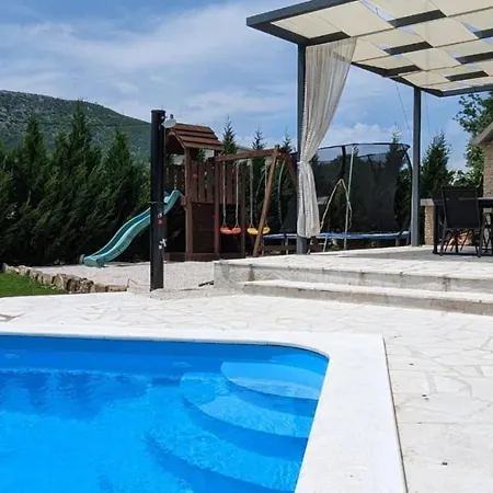 Naklice Omis